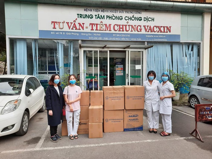 Ca sĩ Min tặng 10.000 khẩu trang y tế và 500 chai nước rửa tay cho các y, bác sĩ Bệnh viện Nhiệt đới Trung Ương