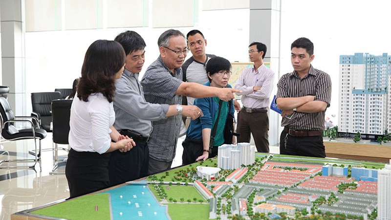 nhiều người mua nhà đang xem mô hình dự án 