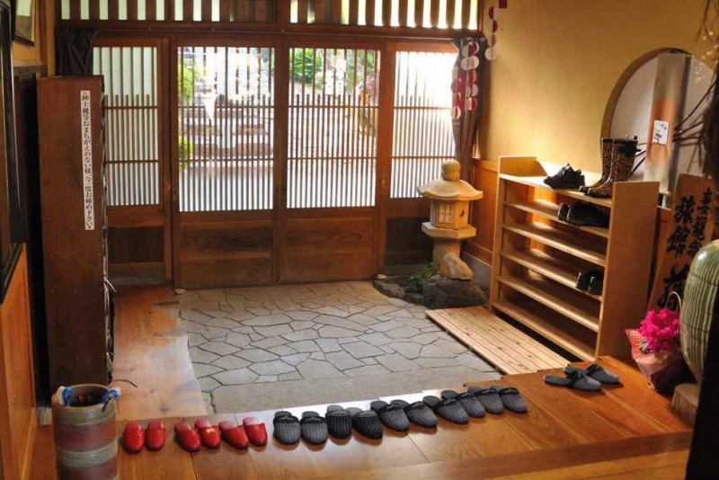 Lối vào nhà mang phong cách của người Nhật, đơn giản tinh tế mà đầy sức hút.