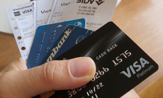 Chi tiêu qua thẻ tín dụng giảm tới 80%, ngân hàng muốn Visa, MasterCard miễn giảm phí - Ảnh 1.