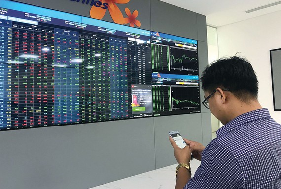  Nhà đầu tư theo dõi giá cổ phiếu. Ảnh: CAO THĂNG