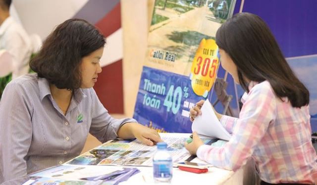 Chọn gói vay hợp lý là vấn đề đau đầu với nhiều người có nhu cầu mua nhà . Ảnh: Dũng Minh