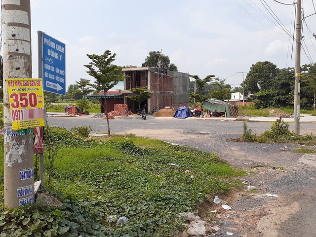 Hoa mắt với cung đường tờ dán, tờ rơi rao bán BĐS tại Long Thành (Đồng Nai) - Ảnh 7. Hoa mắt với cung đường tờ dán, tờ rơi rao bán BĐS tại Long Thành (Đồng Nai) - Ảnh 7.
