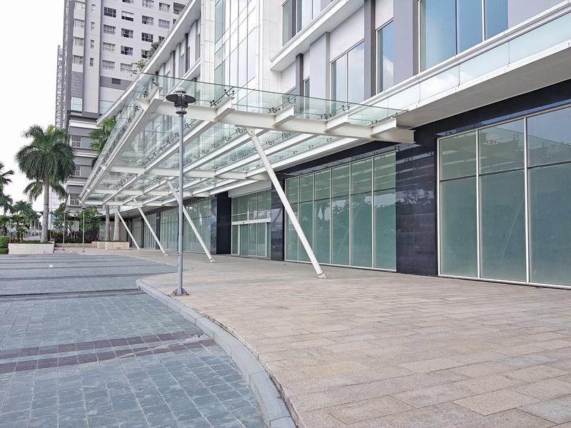 Nhiều căn shophouse bị bỏ trống tại một Dự án trên đường Nguyễn Hữu Thọ, quận 7.