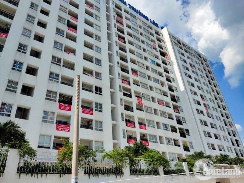 Chủ đầu tư giam sổ hồng 5 năm, chung cư Sài Gòn nhuộm đỏ băng rôn