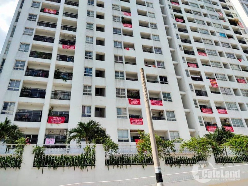 Chủ đầu tư giam sổ hồng 5 năm, chung cư Sài Gòn nhuộm đỏ băng rôn