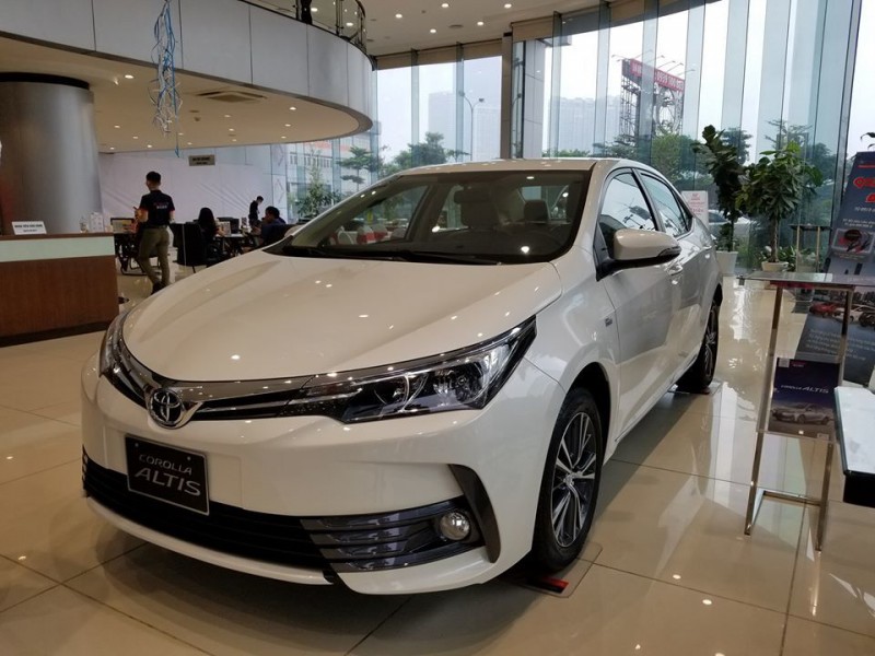 Ô tô cắt lỗ xả hàng, giảm tới 180 triệu đồng