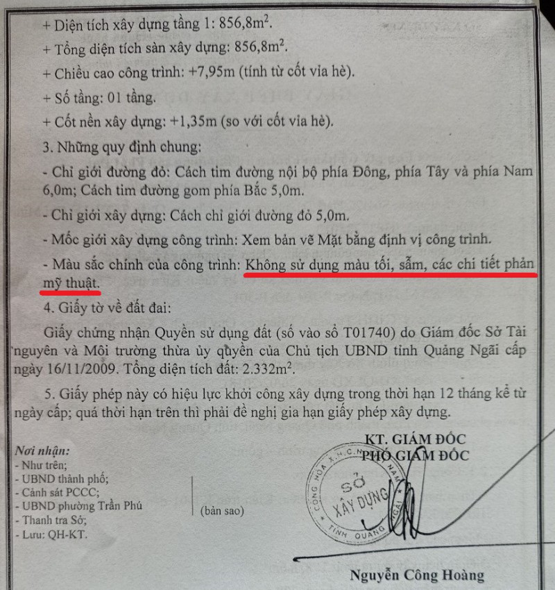 Bất chấp quy định trong Giấy phép xây dựng, doanh nghiệp này vẫn lợp mái công trình màu tối, sẫm.