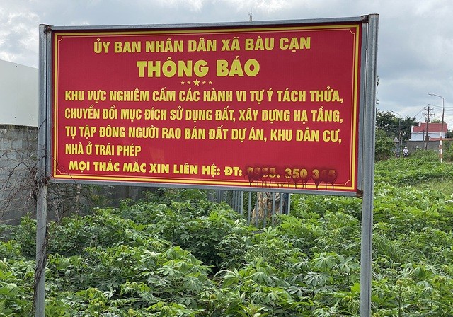UBND xã Bàu Cạn dựng biển cảnh báo.