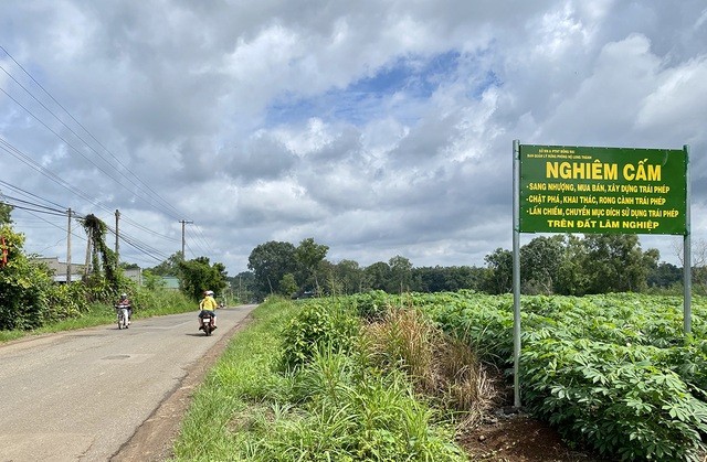 Biển cấm cũng được dựng lên.