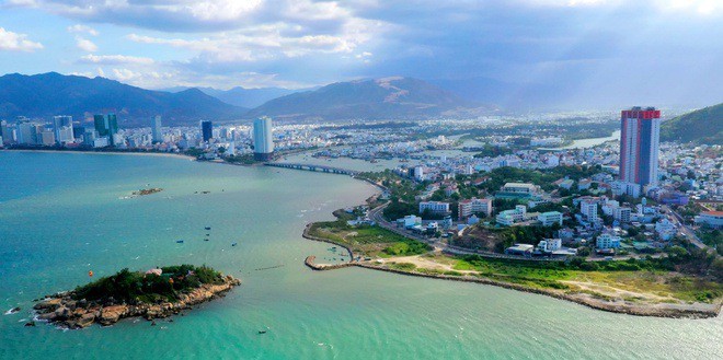 Dự án Nha Trang Sao lấn gần 2,3 ha danh thắng quốc gia vịnh Nha Trang, sau đó bỏ hoang nhiều năm nay. Ảnh: Zing.