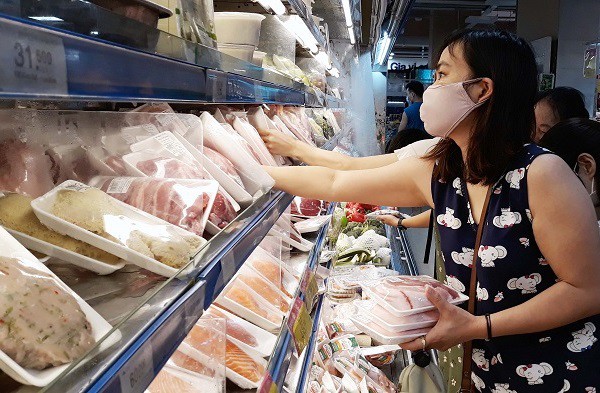 Người tiêu dùng mua thực phẩm tại siêu thị Co.opmart Hà Đông ngày 2/8. Ảnh: Hoài Nam.