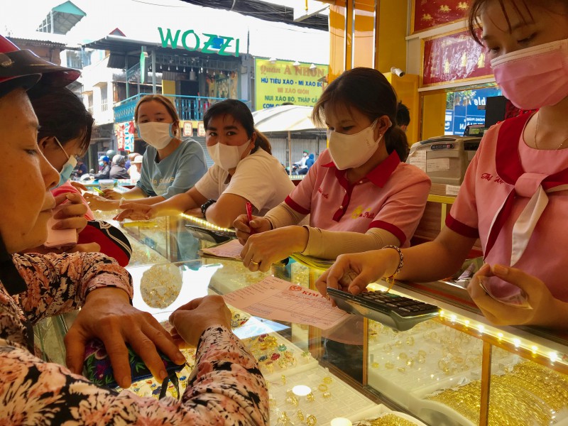 Mua vàng hay chờ giá bất động sản giảm? - Ảnh 1. Mua vàng hay chờ giá bất động sản giảm? - Ảnh 1.