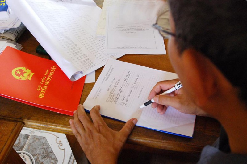 Nóng trong tuần: Cẩn trọng chiêu trò lừa đảo, đánh tráo sổ đỏ Nóng trong tuần: Cẩn trọng chiêu trò lừa đảo, đánh tráo sổ đỏ