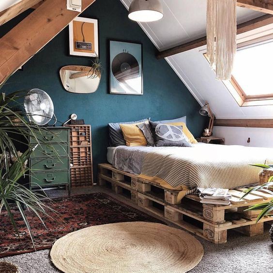 Một chiếc giường với cách đóng pallet thô mộc có thể là giải pháp hoàn hảo dành cho các bạn trẻ. Bạn có thể đặt thêm nệm, tìm kiếm các ý tưởng làm đẹp không gian với màu ghi mạnh mẽ, cá tính.