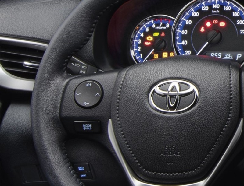  2 phím chọn chế độ Eco và Sport trên vô lăng của Toyota Vios 2020. 
