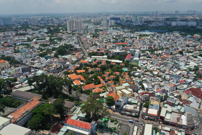 Thị trường bất động sản quận Thủ Đức chủ yếu là nhà lẻ, xen lẫn một số quỹ đất cho chung cư. Ảnh: Quỳnh Danh.