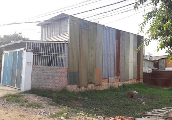 Những căn nhà xây dựng trái phép, bên ngoài bọc tôn, bên trong xây kiên cố xuất hiện nhan nhản ở Bình Chánh.