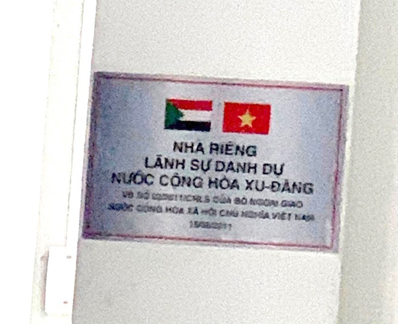 Lầu 5 trụ sở Tân Hiệp Phát (Bình Dương) trưng biển “Nhà riêng lãnh sự danh dự Nước Cộng hòa Xu - Đăng”.