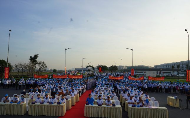 Hơn 2.000 người đã tham dự “Đi bộ đồng hành - vì người nghèo” tại Van Phuc City- Ảnh: TT
