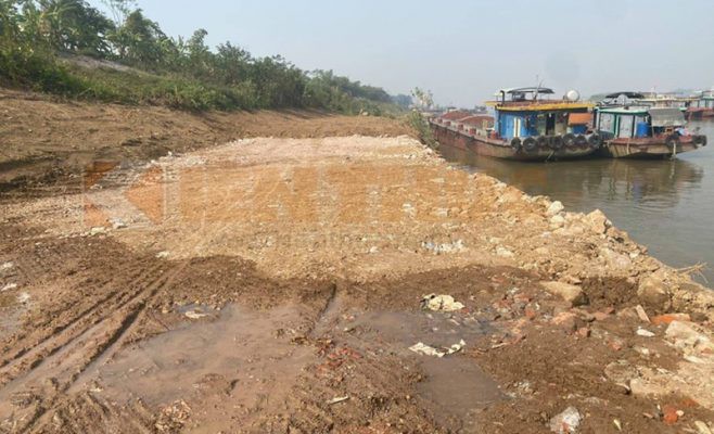 Kè Phương Độ đang bị ông Đoàn Văn Cường tổ chức "băm nát", biến thành đoạn đường dài hơn 200m lấn ra sông Hồng để vận chuyển cát trái phép. 
