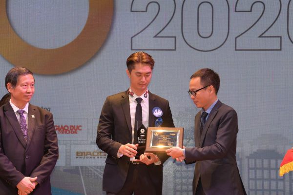 Ông Phạm Danh - Phó Tổng Giám đốc Van Phuc Group nhận giải thưởng Top 10 khu đô thị đáng sống nhất năm 2020.