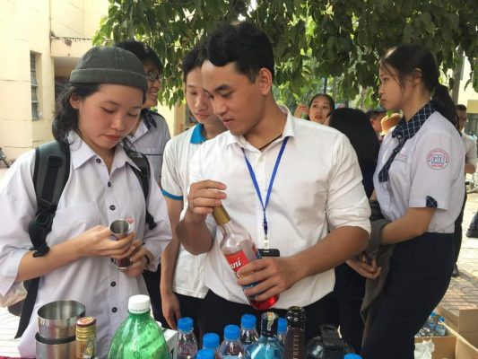 Sinh viên Trường cao đẳng Nova biểu diễn cách pha chế đồ uống, thu hút nhiều học sinh đến trải nghiệm