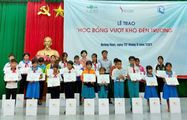 Tập đoàn Novaland thông qua Quỹ bảo trợ trẻ em Việt Nam và Quỹ STF - Phạm Phú Thứ trao tặng 95 phần học bổng cho học sinh tại huyện Nam Trà My