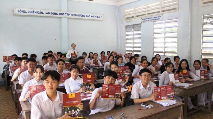 Nhóm ngành Hàng không và Điều dưỡng tại Nova College thu hút sự quan tâm của các em học sinh tại Trường THPT Lai Vung 1 (Bình Phước).