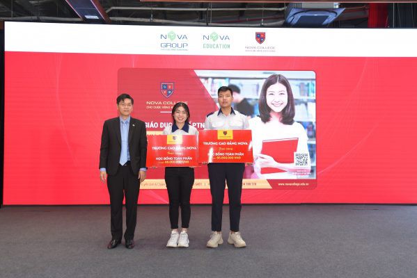 TS Bùi Phi Hùng – Tổng Giám đốc Nova Education Group trao tặng học bổng đến hai học sinh đạt điều kiện tại chương trình