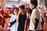 Vợ chồng Cris Phan – Mai Quỳnh Anh đau lòng trước cảnh hai cô bé mồ côi nương tựa nhau trong căn nhà cũ của cha mẹ để lại