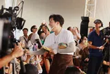 'Mái ấm gia đình Việt': Đại Nghĩa cùng Song Luân, Anh Tú bán bánh gây quỹ tặng trẻ em có hoàn cảnh khó khăn