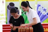 Á hậu Việt bật khóc nức nở, làm điều đặc biệt cho cô bé 15 tuổi