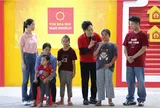 Nghệ sĩ xúc động trước cô bé 11 tuổi sớm gánh vác gia đình