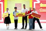Lâm Vỹ Dạ bật khóc trước cậu bé 14 tuổi bán vé số nuôi mẹ khuyết tật