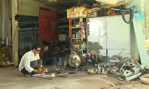 Chuyến xe nhân ái: Con trai mắc u bướu lén bố mẹ đi làm thuê để phụ giúp gia đình