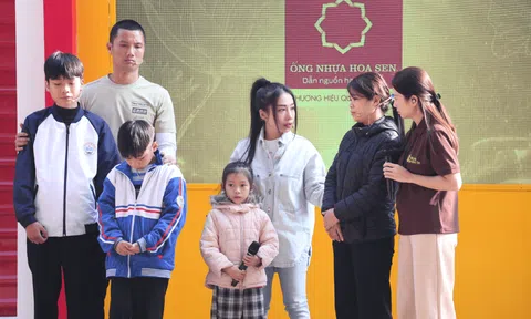 Thủ môn Nguyễn Đình Triệu nghẹn lòng, đồng cảm khi nhìn các em nhỏ thay nhau chăm cha nằm liệt giường