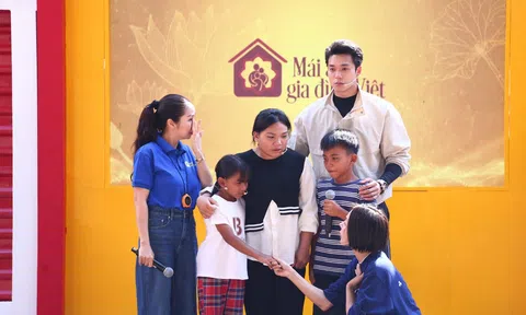 Ốc Thanh Vân, GiGi Hương Giang khóc nức nở trước hoàn cảnh 3 chị em cô bé đồng bào M’nông mồ côi cả cha lẫn mẹ