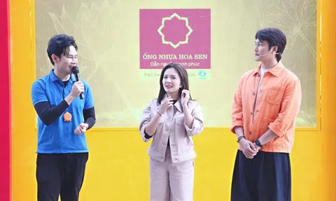 Vợ chồng Đình Tú – Ngọc Huyền tặng xe đạp, hỗ trợ tiền cho hai chị em mồ côi cha trong 'Mái ấm gia đình Việt'