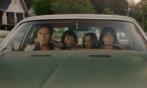 Anne Hathaway đối đầu khủng long trong bom tấn siêu nhiên đáng mong chờ nhất dịp hè năm nay