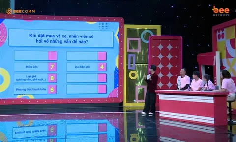 Diễm Phương diễn nét nũng nịu khiến MC Dương Hồng Phúc và Hoàng Phi “đỡ không kịp”