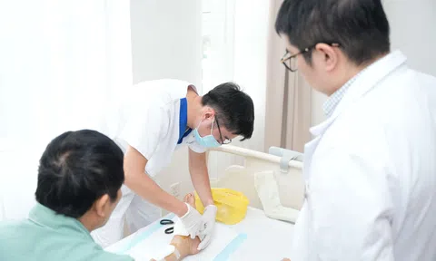 Vinmec Hải Phòng phẫu thuật xuyên đêm nối gân và mạch máu cho bệnh nhân bị cưa máy văng vào người