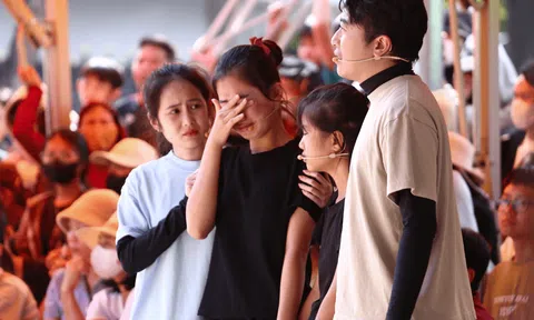 Vợ chồng Cris Phan – Mai Quỳnh Anh đau lòng trước cảnh hai cô bé mồ côi nương tựa nhau trong căn nhà cũ của cha mẹ để lại