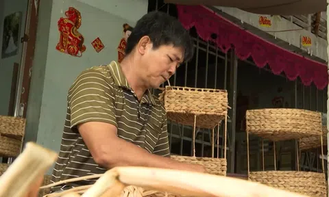 Chuyến xe nhân ái: Gia đình nghèo mất phương tiện kiếm sống, chông chênh sau ngày rời mé sông