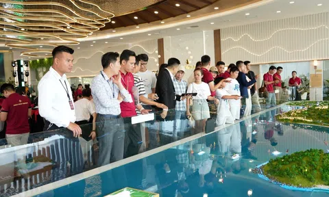Hàng trăm khách hàng hồ hởi ký thủ tục khu Đảo Ngọc, nhẹ nhõm vì đã mua được căn nhà ưng ý