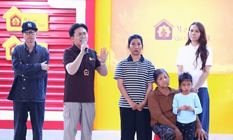 Phí Phương Anh, Double2T lấm lem bò qua bột mì để giành quà cho trẻ em có hoàn cảnh khó khăn