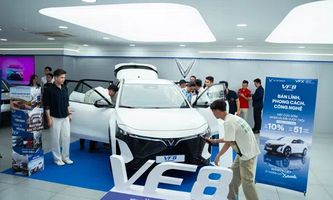 VF 8 thế hệ mới xuất hiện tại VFX Thủ Đức, thu hút đông đảo khách hàng trải nghiệm sớm