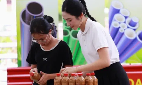 Á hậu Việt bật khóc nức nở, làm điều đặc biệt cho cô bé 15 tuổi