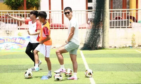 Dàn tuyển thủ ĐT Việt Nam trực tiếp huấn luyện tại Cầu thủ nhí