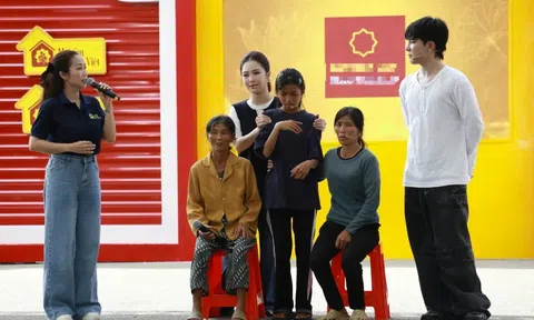 Ca sĩ Hương Tràm khóc nghẹn trên truyền hình